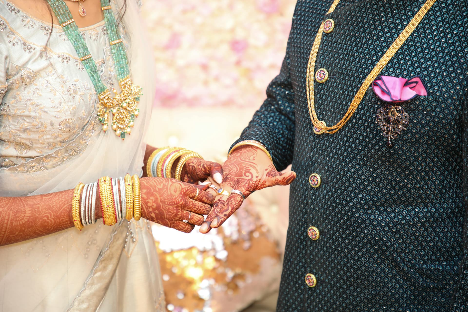 Stylish Gold Love Bangle for Everyday Elegance