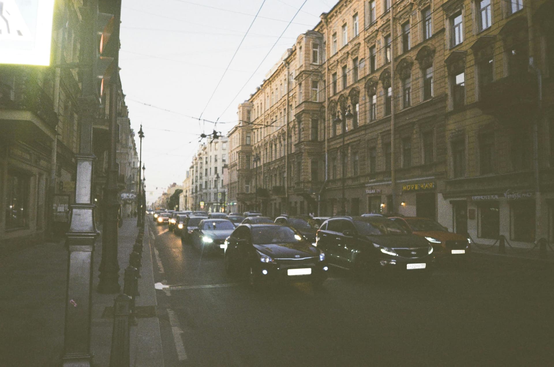 Airport Taxis Weybridge: Book Professional Cabs in Weybridge Today