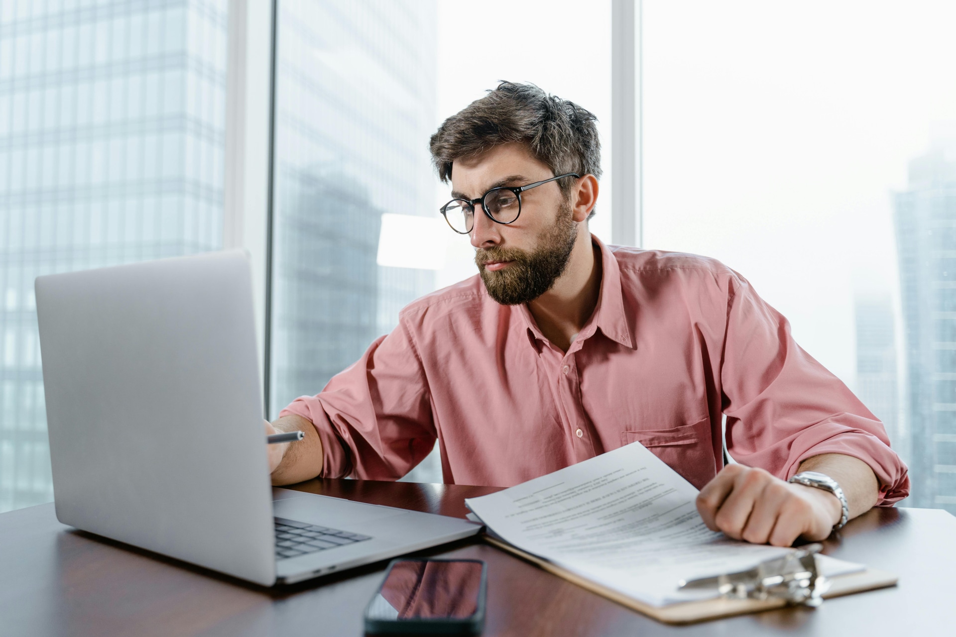 How to Maximize Your ROI with a Professional Purchasing Consultant