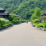 葉酸サプリを使う妊娠中の女性が穏やかに微笑む様子を捉えた画像。