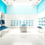 Découvrez les chaussures sur adidasfluxpascher.fr avec un intérieur de magasin design et lumineux.