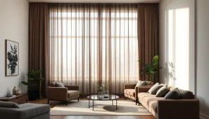 Verduisterende gordijnen die elegant een moderne woonkamer sieren met natuurlijke verlichting.